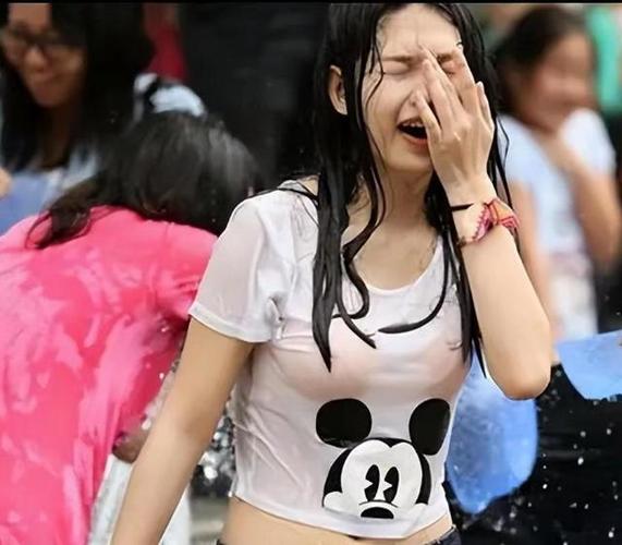 泼水节走光高清图片
