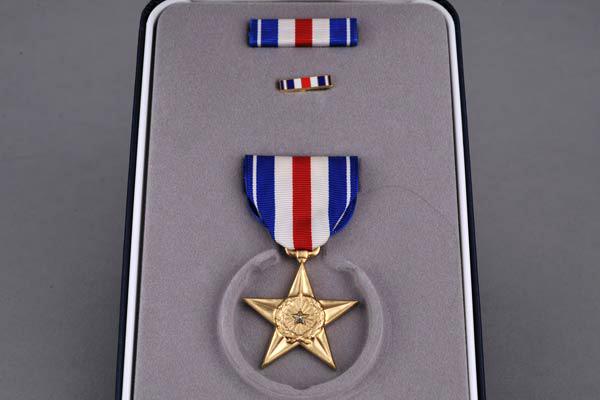 闪亮的银色勋章怎么用