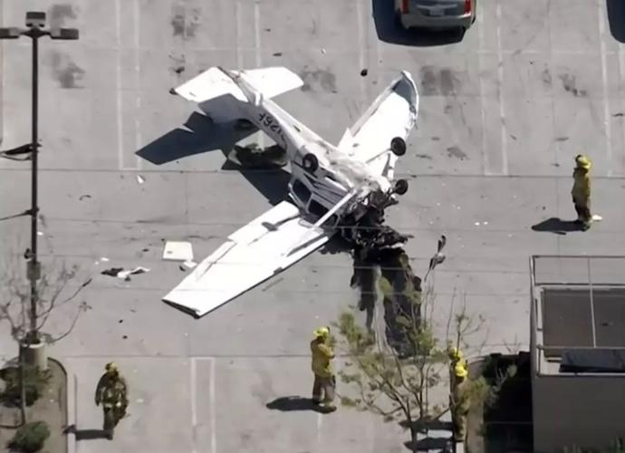 美国南加州发生飞机坠毁事故